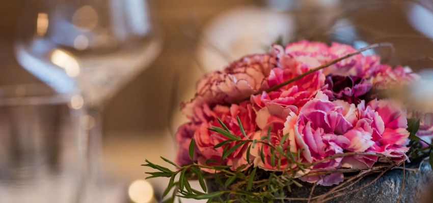 Frische Blumen am einladend gedeckten Tisch