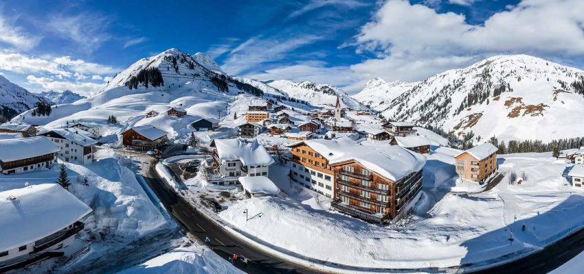 Hotel Walserberg, located right next to Warth Ortsbahn cable car